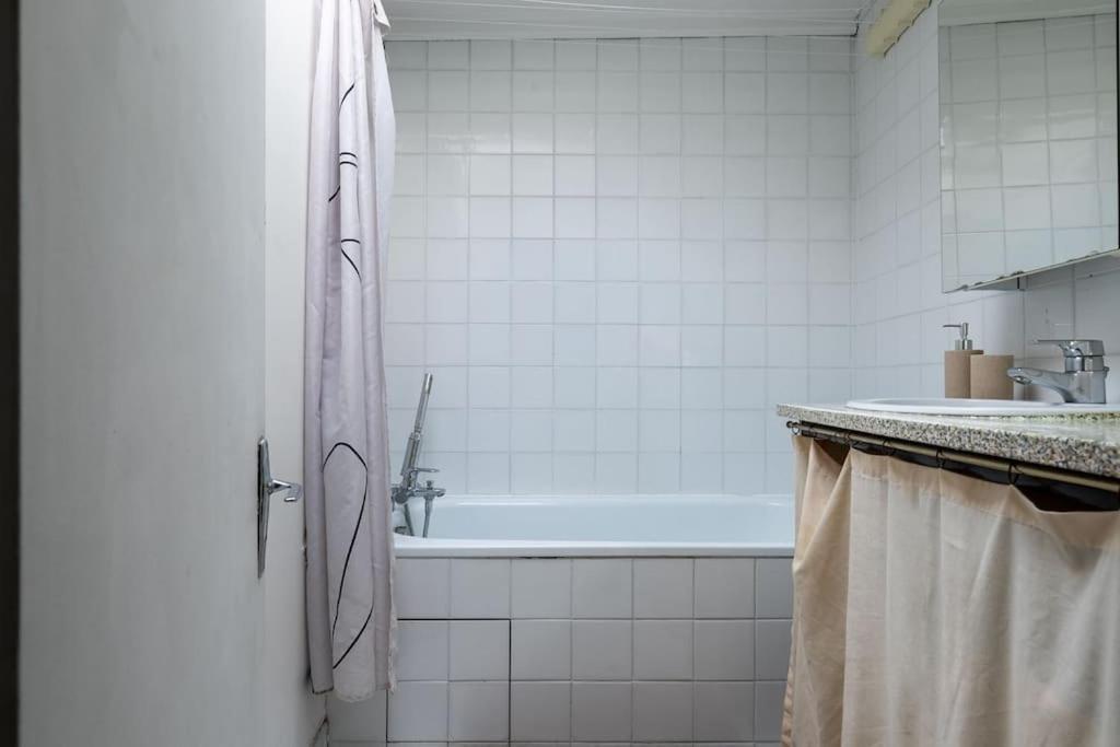 パリJoli Duplex Au Coeur Du Maraisアパートメント エクステリア 写真
